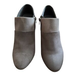 London Fog Bobbie Faux Suede Ankle Booties Gray Elastic Detail Size 9 3" Heel